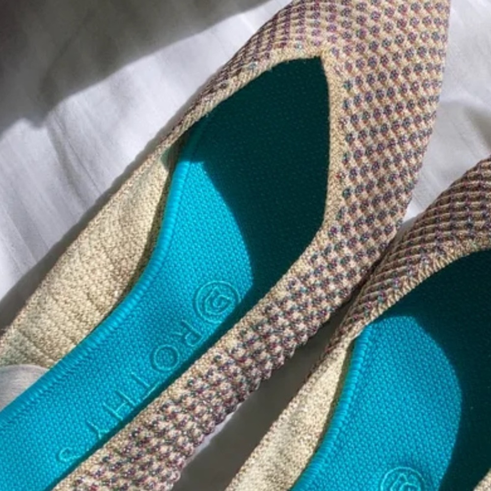 Jewel colored point Rothys. Super cute- brand new!